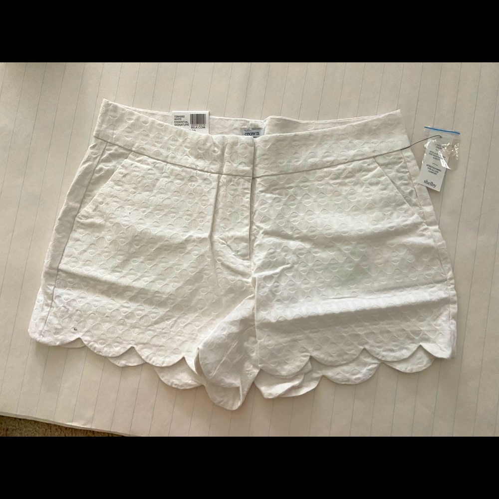 White scalloped NWT shorts size 8 •Crown & Ivy